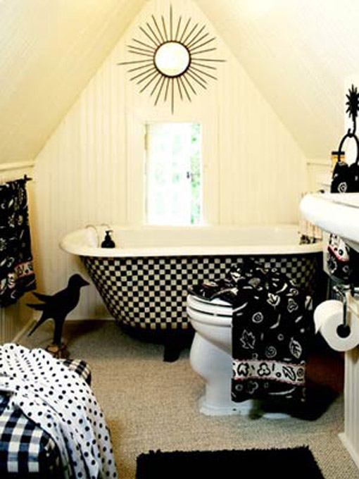 Dica de decoração de banheiro no sotão com banheira vitoriana preta e branca