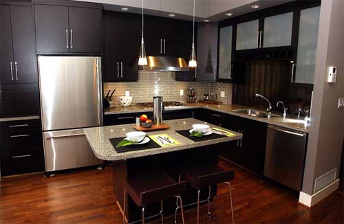 Dica de decoração para cozinhas modernas com madeiras escuras
