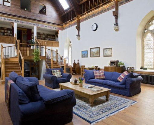 Arquitetura e decoração de casa em igreja - Sala de estar com  mesanino e escadaria