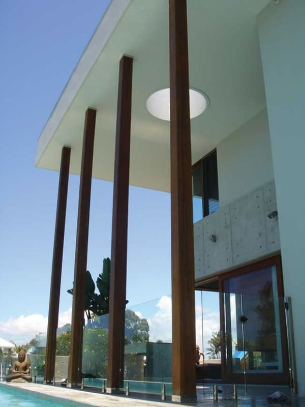 Dica de decoracao para casa - Arquitetura e decoração de casa com 
pilares de madeira reciclada colunata